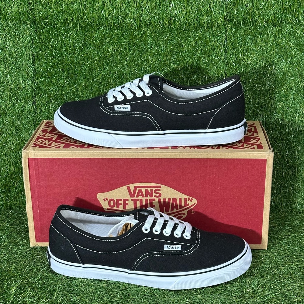 VANS LPE LOW TOP CANVAS, SIZE 7.0 MENS, 8.5 WOMENS, BLACK/ WHITE/ NEW